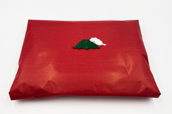 真っ赤な包装紙に白と緑の若松を結んだ水引をポチッと。