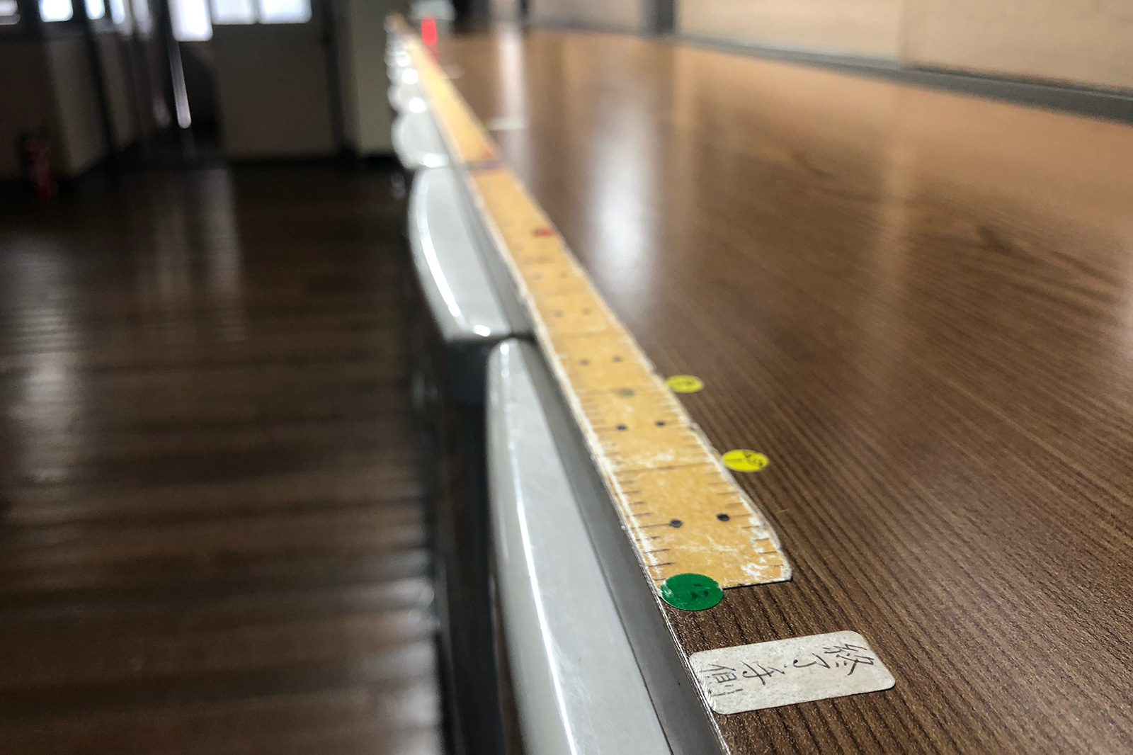 長いテーブルには、帯の長さがすぐに測れるメジャー付き。