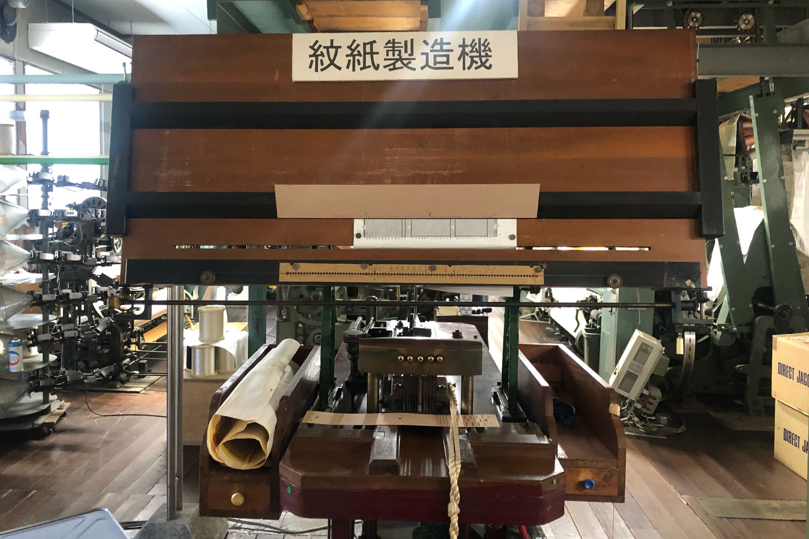 現在はほとんど使用されていない紋紙製造機。