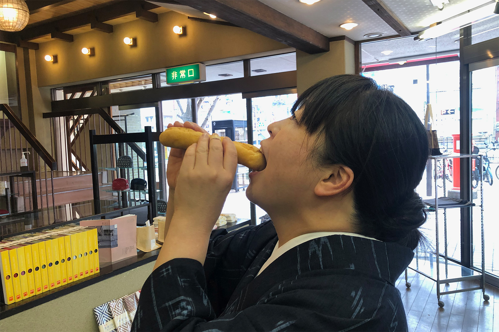 隣のケーキ屋さんがつくってくれた特製シュークリーム。