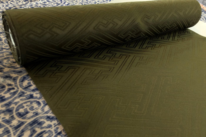 染め上がった長襦袢の袖。