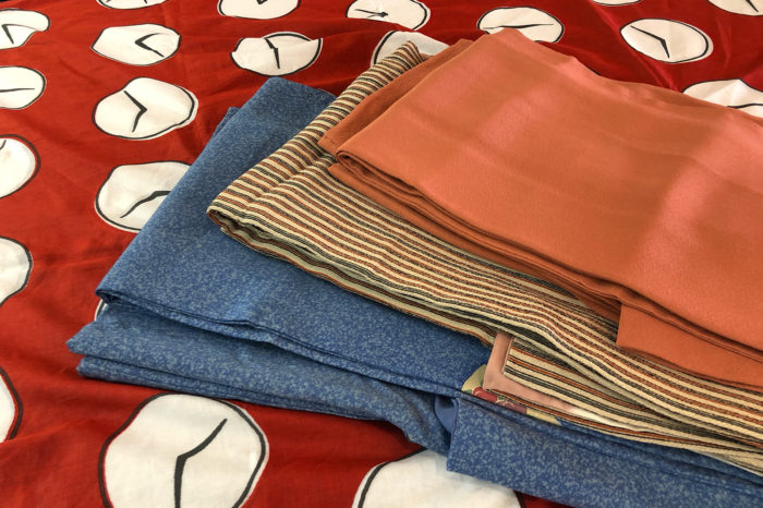 奥に放り込んでいた色無地ほか。