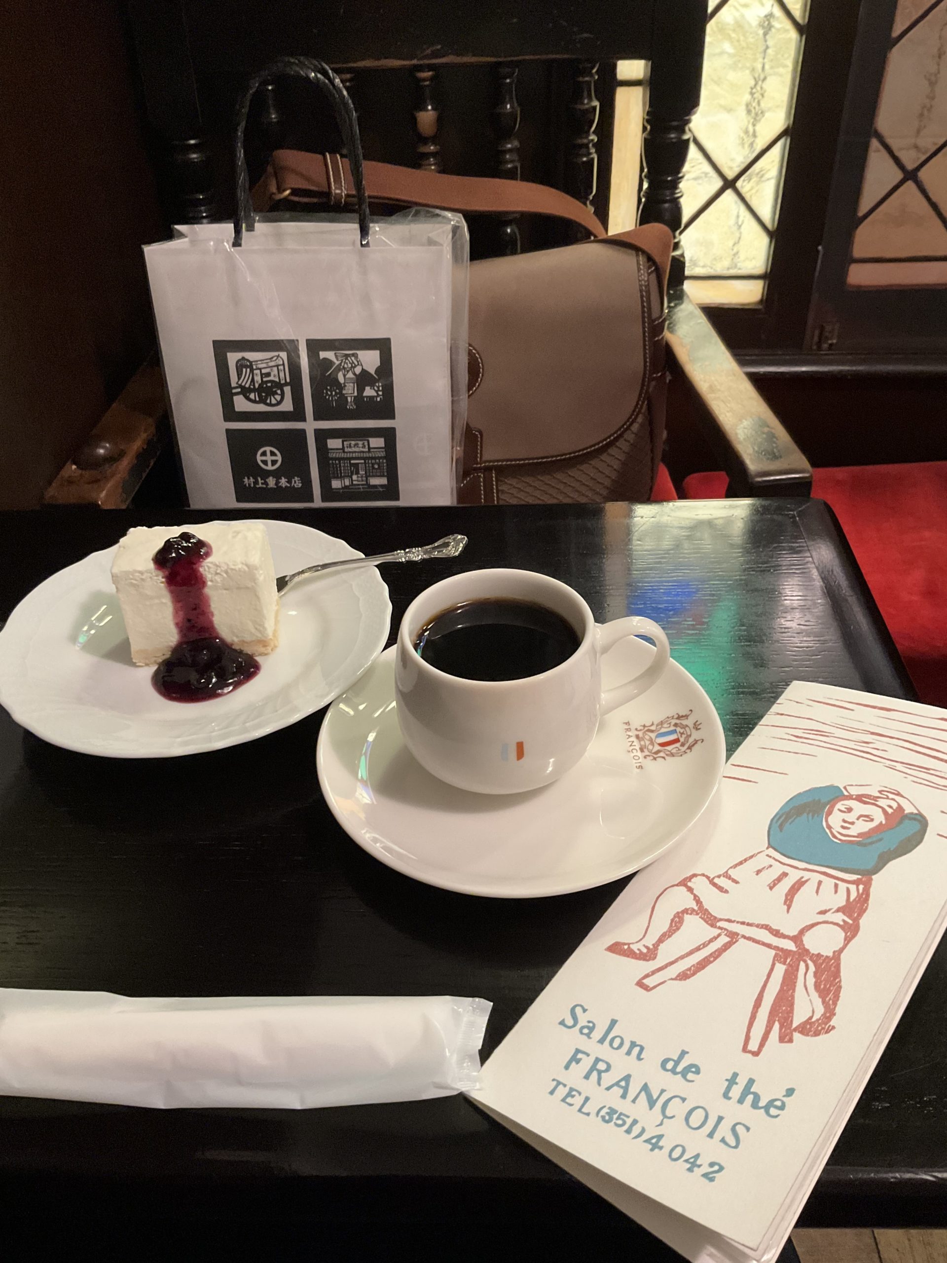 フランソワ喫茶室のレアチーズケーキと村上重の千枚漬け。