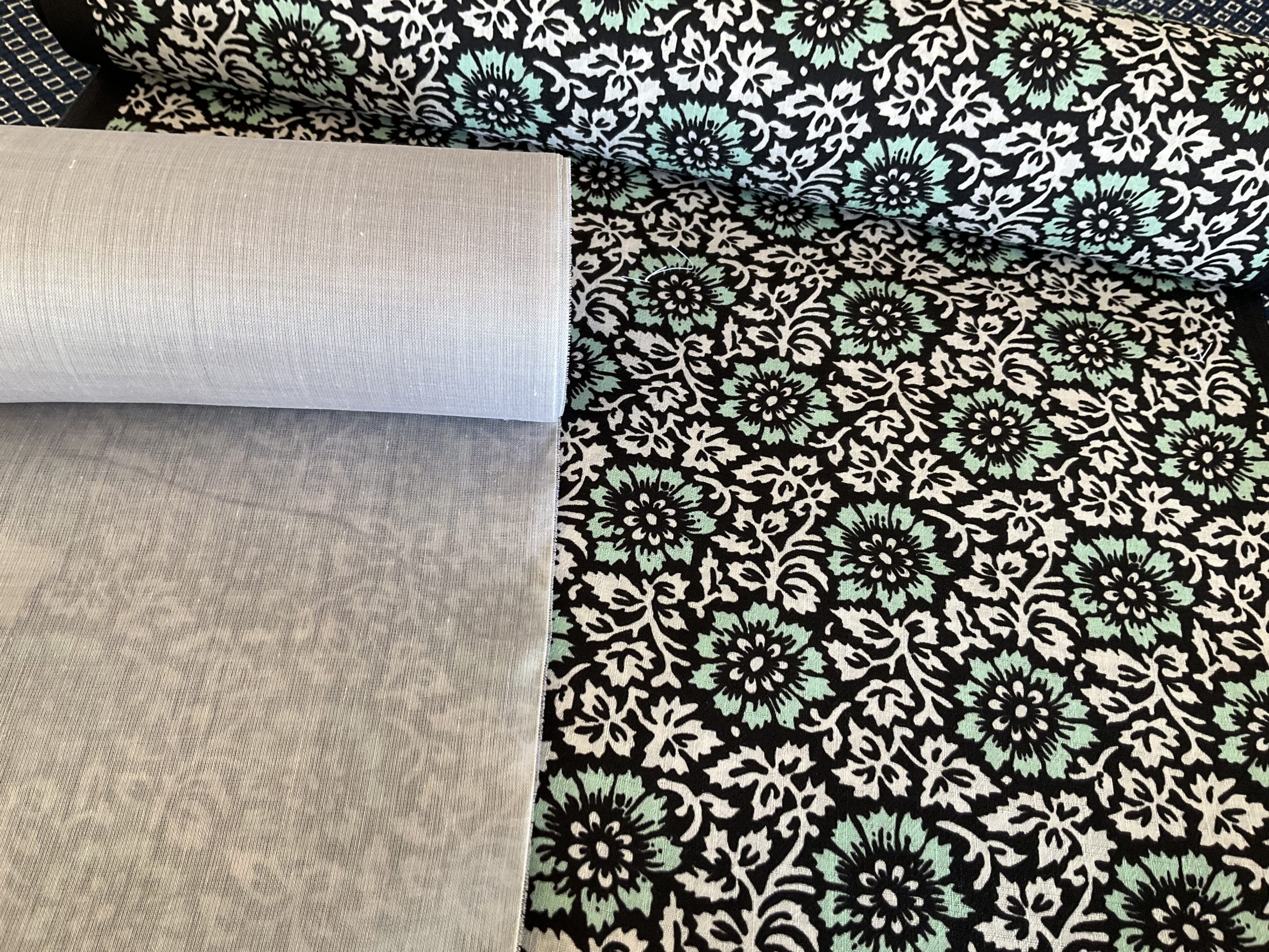 小紋のようで浴衣のような東レセオαと綿麻ストレッチ襦袢。