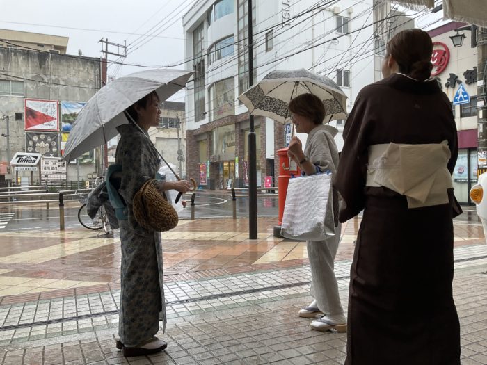 長崎県は佐世保市からきものをお召しになって御来店。