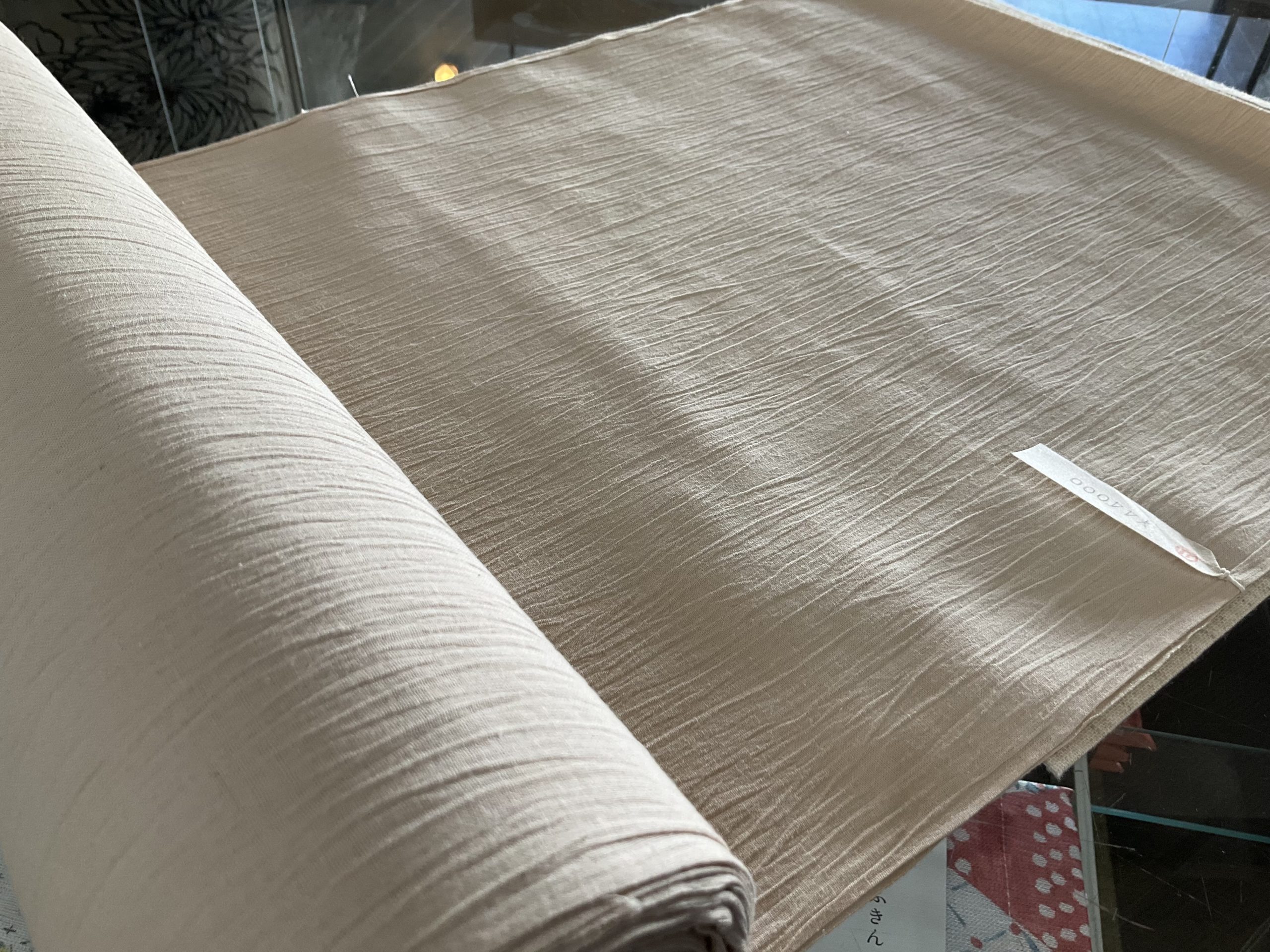 象牙色が美しい無地の近江ちぢみは、反物でお持ち帰り。