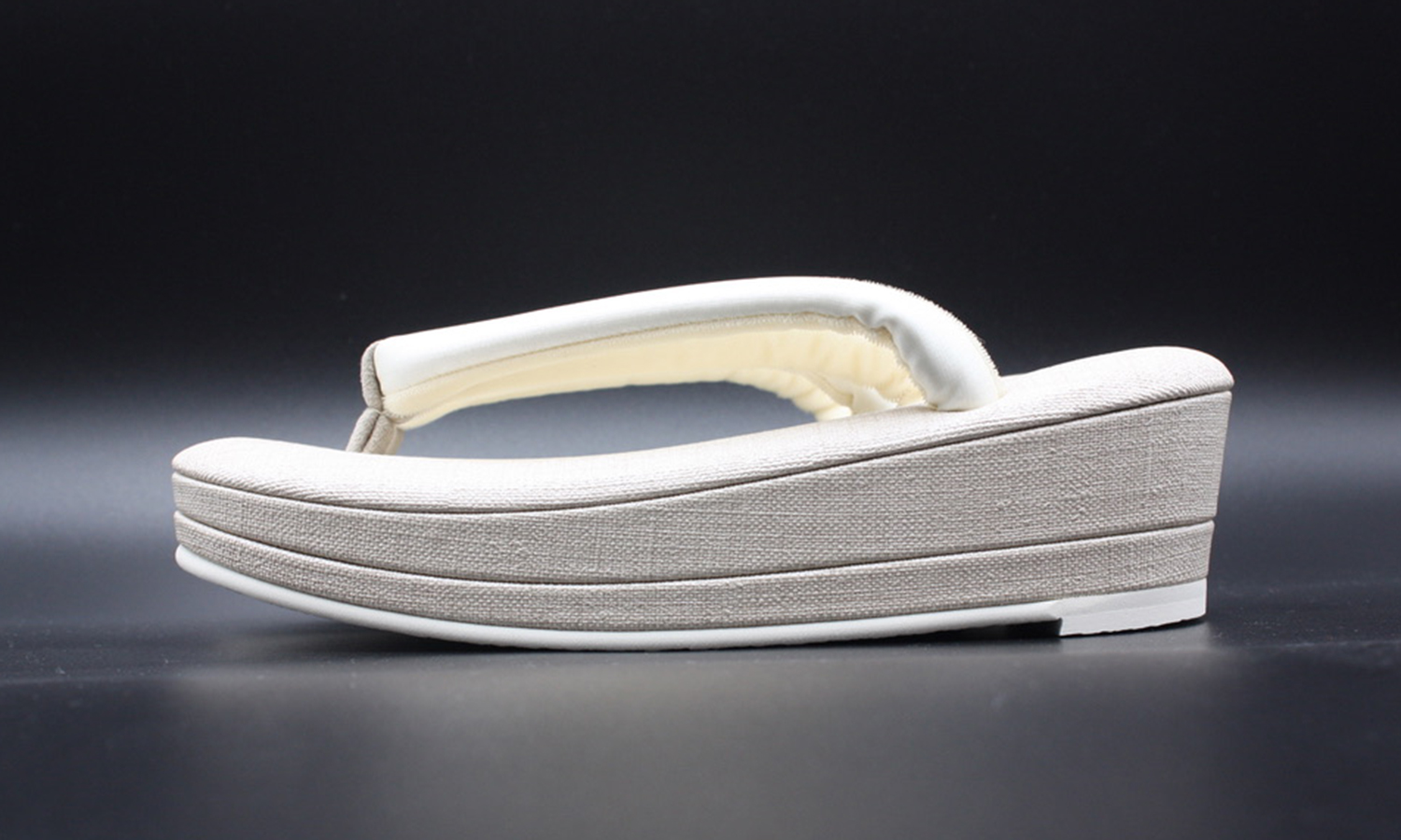 抜群の履き心地で疲れ知らず、大阪は岩佐の草履。