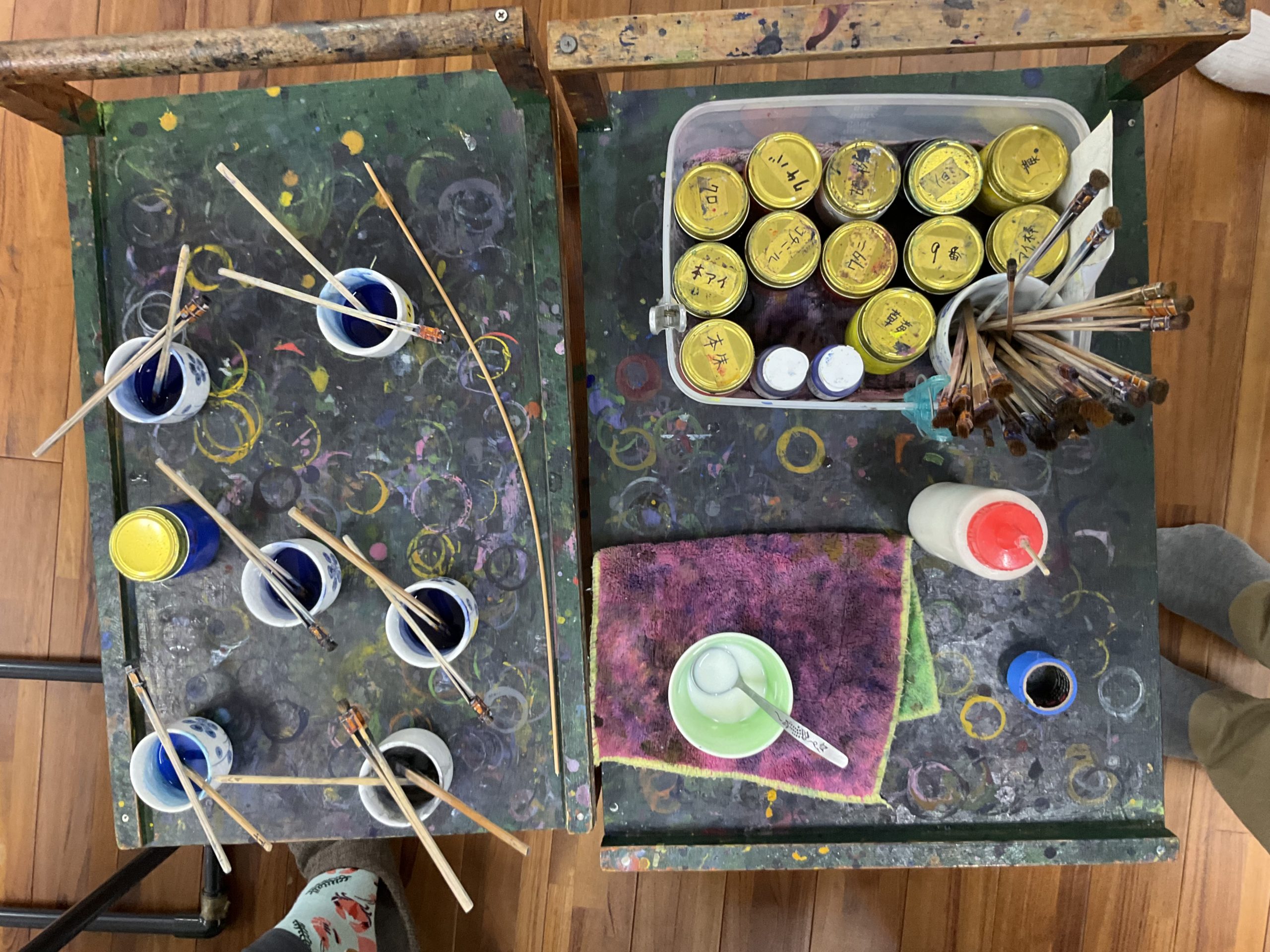 紅型を染めるのに用いる顔料と道具。