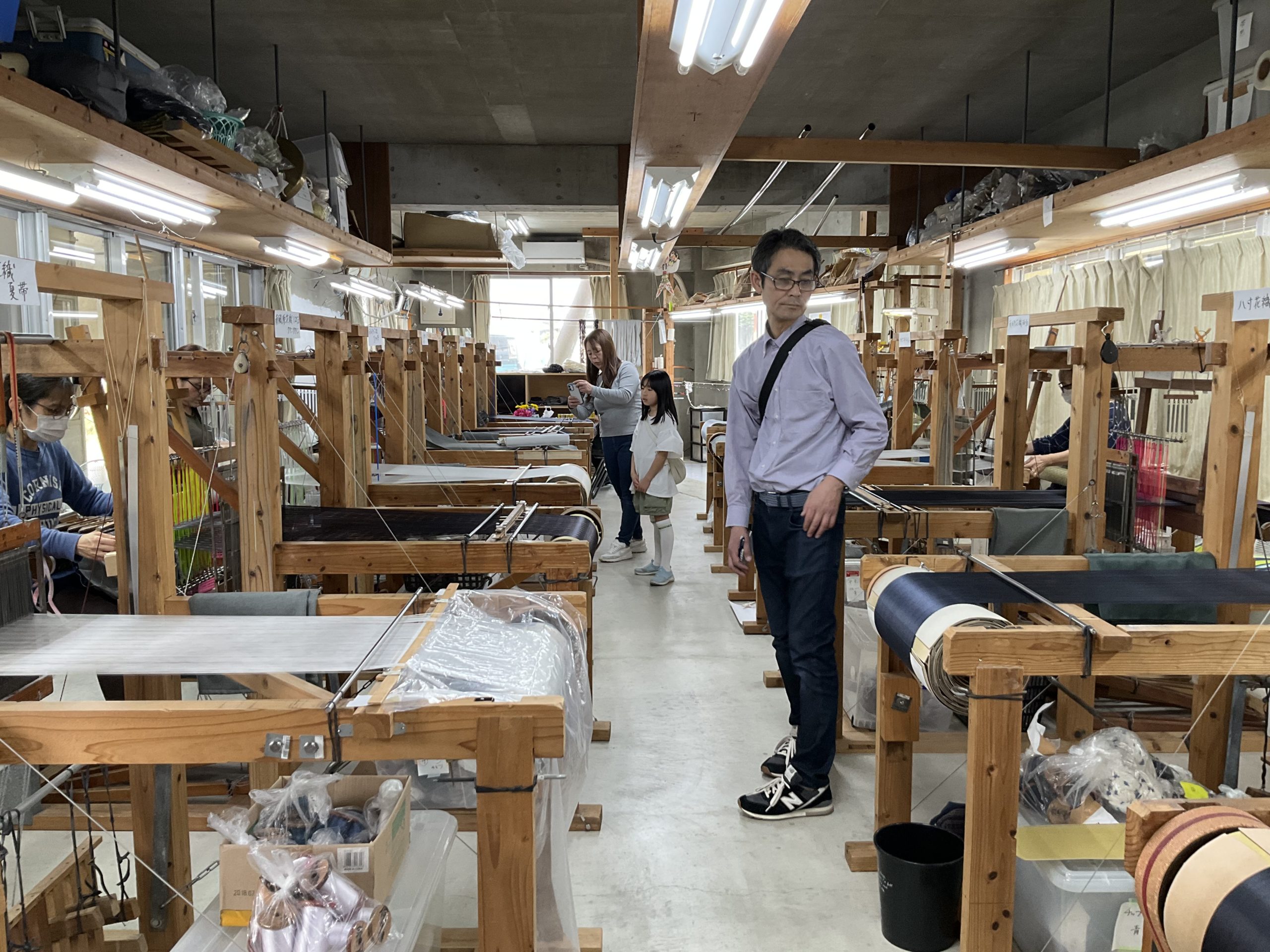 野原織物工房内に所狭しと並ぶ手機たち。