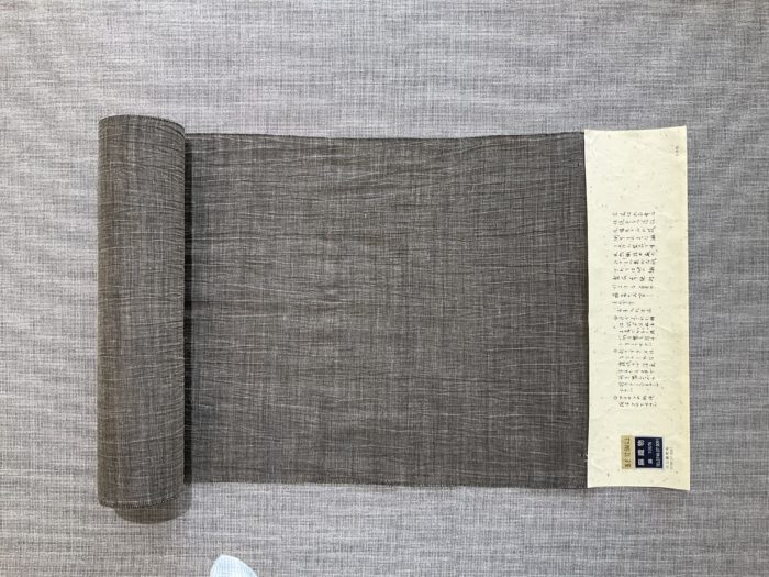スラブ糸で織られた無地の近江ちぢみ。