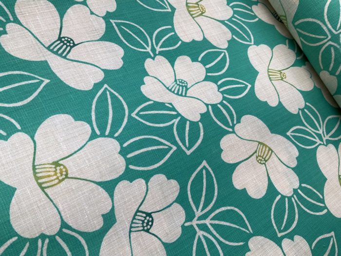 夏椿を思わす青みがかった鮮やかな緑の浴衣