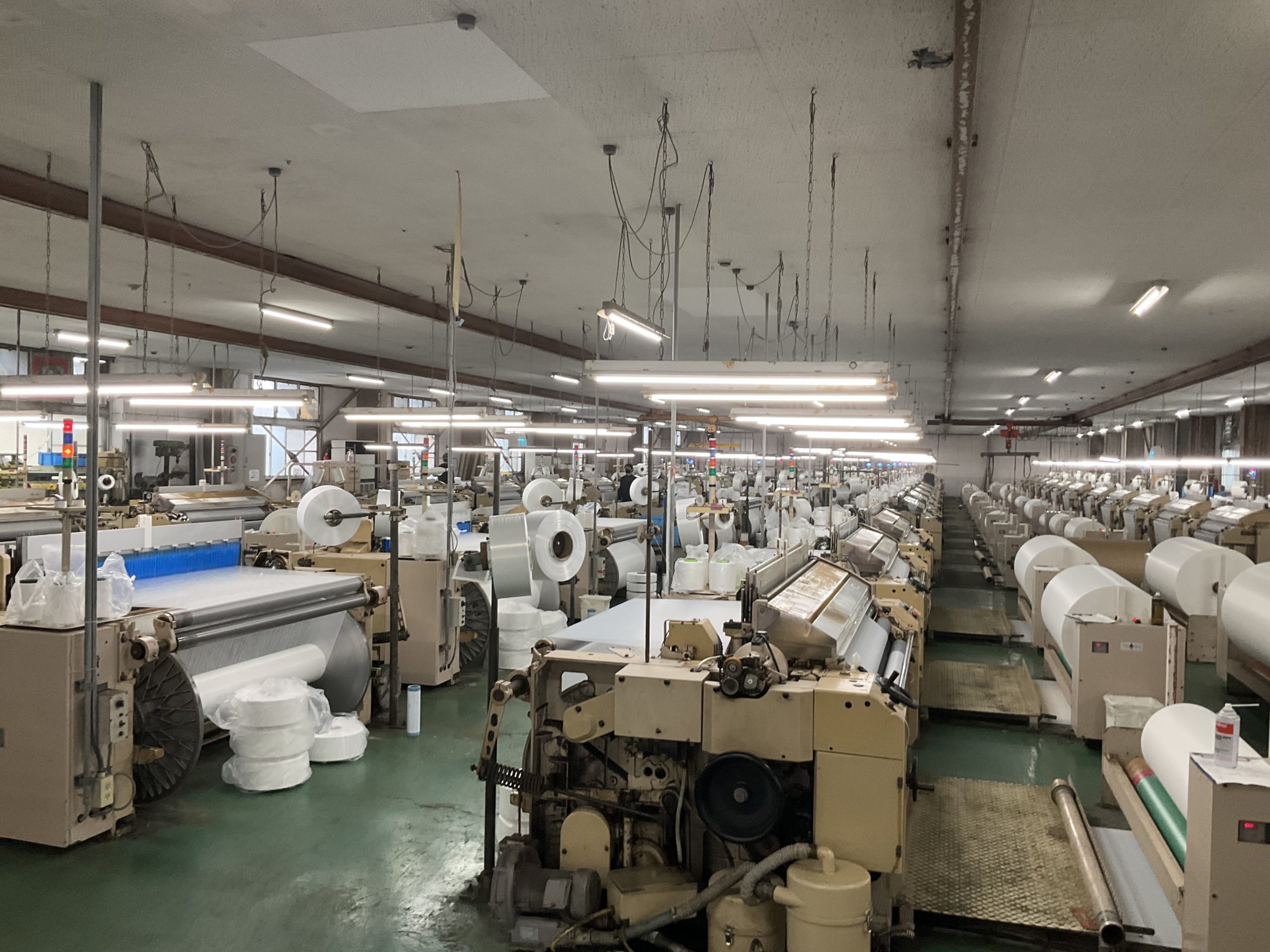 圧巻だった合成繊維の織機の数と製織スピード。