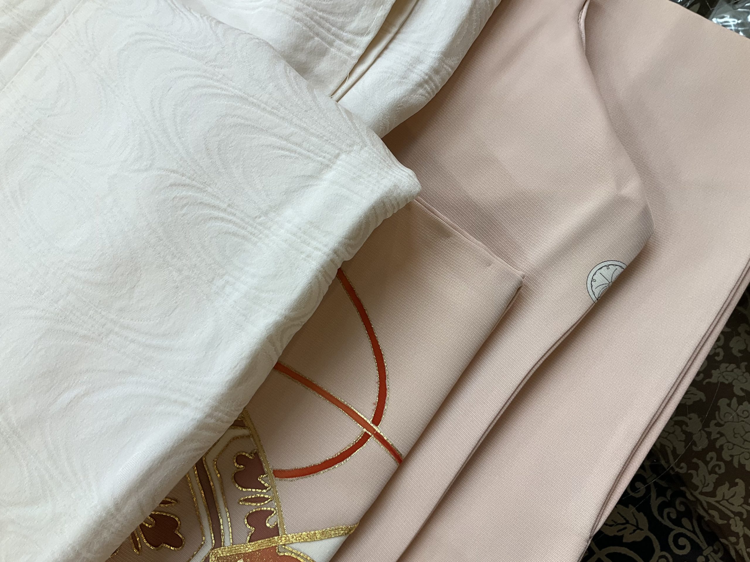 本日持ち込みが多かった色留袖と長襦袢。それも立派なのばかり。