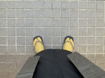 辛子色の足袋を履いてみました。