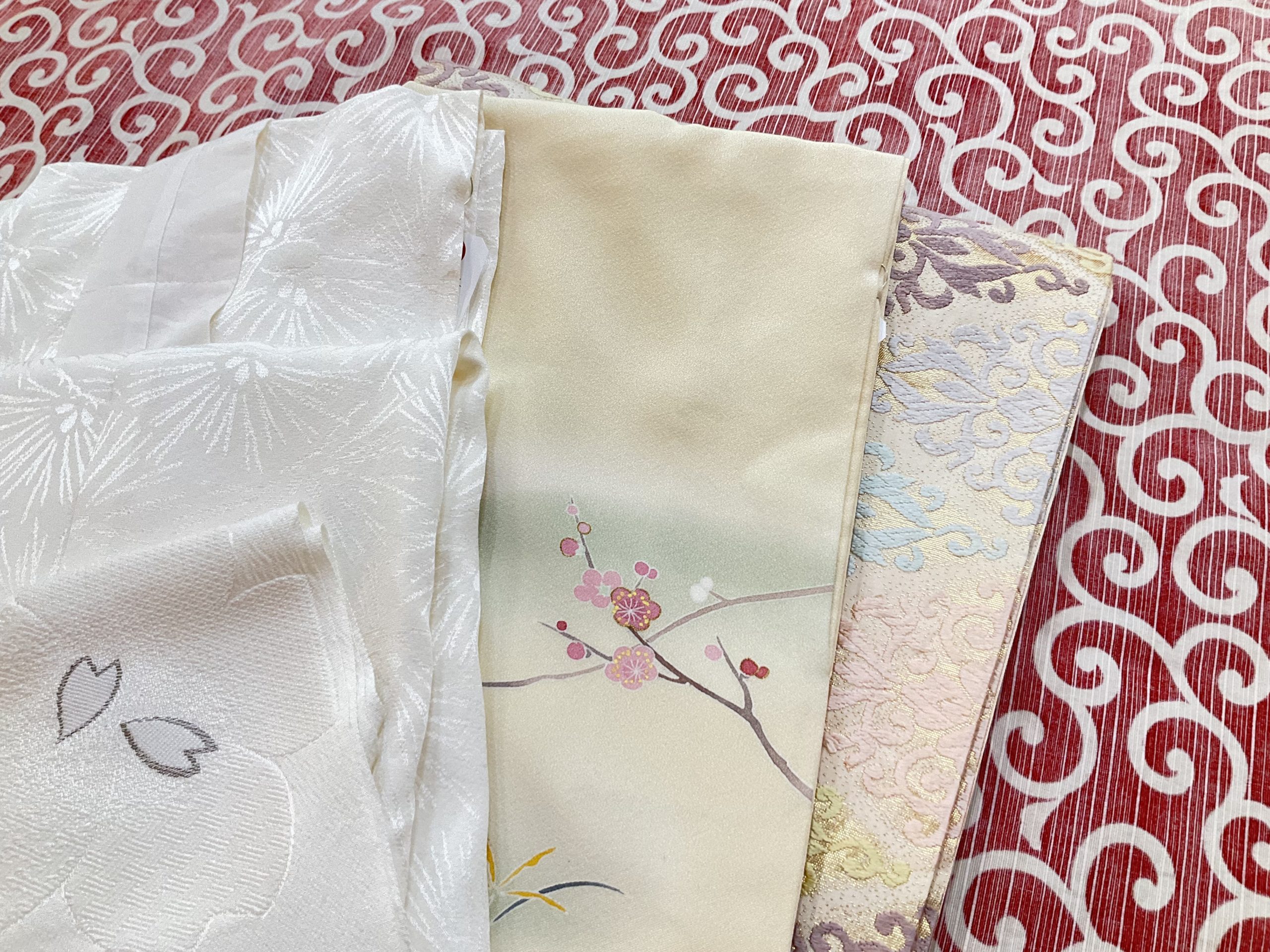 記念すべき100枚目は後輩が持ち込んだ訪問着、長襦袢、袋帯、帯揚のどれか。