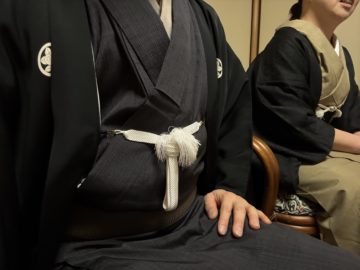 先祖供養で黒紋付羽織姿の主と女将。