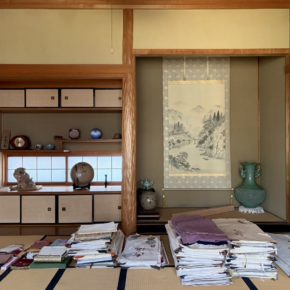 久々に箪笥の整理に訪れた先でおおまかに仕分けた後の風景。