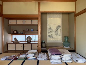 久々に箪笥の整理に訪れた先でおおまかに仕分けた後の風景。