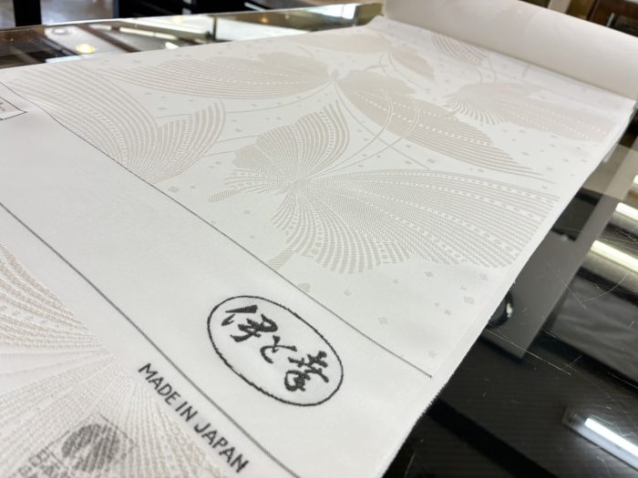 白生地から振袖を誂える。